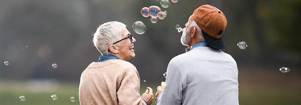Alles auf Anfang!?: Jung gebliebenes Senioren-Paar hat Spaß mit Seifenblasen