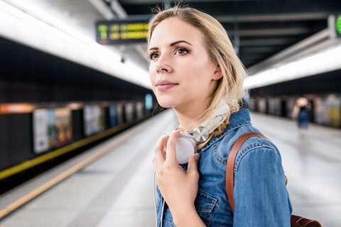 volksbank mittelhessen zukunftsplanerin junge Frausteht am U-Bahnsteig und wartet